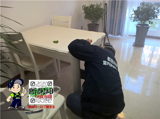 圖為立美凈技術服務團隊在給新房清除甲醛作業(yè)